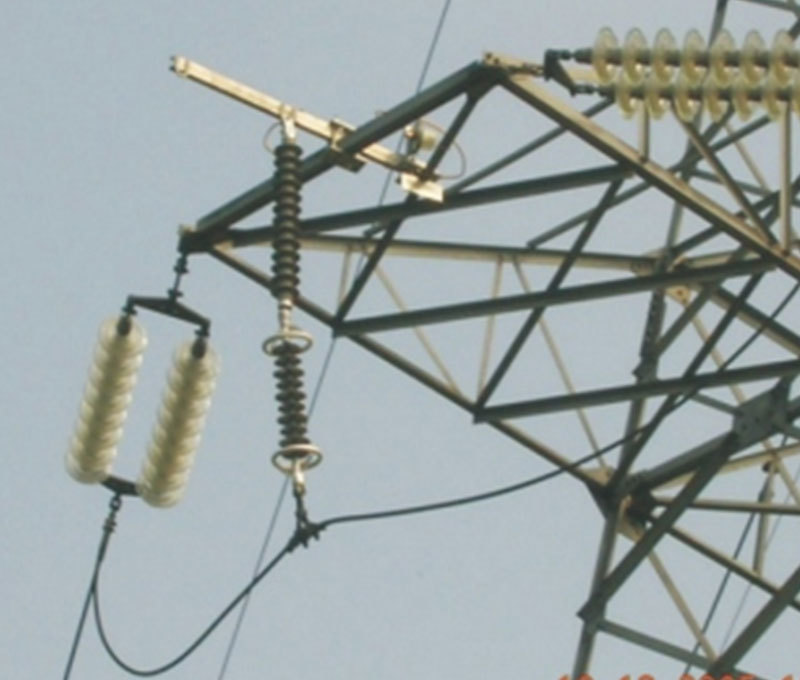 Insulated support gap line-type lightning arrester